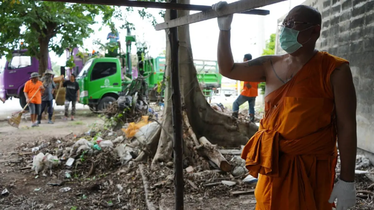 พระสงฆ์ยังทนไม่ได้! "หลวงพี่น้ำฝน" สะเทือนใจรุดช่วยคุณยาย 94 ปี ตาบอด ไร้ญาติ!