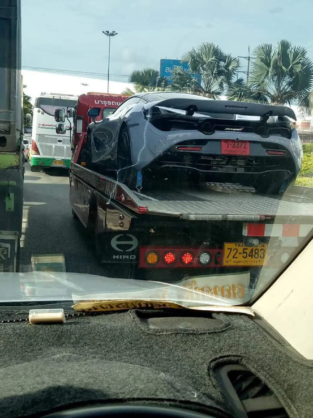 จำไปชั่วชีวิต "เจ้าของซูเปอร์คาร์"โดน"กระบะ" ซิ่งชนท้าย หล่อทั้งรถ ทั้งหัวใจ ถ้าเป็นคนอื่นคงเอาเรื่องคุณไปเเล้ว ดีนะที่เป็นผม!! (คลิป)