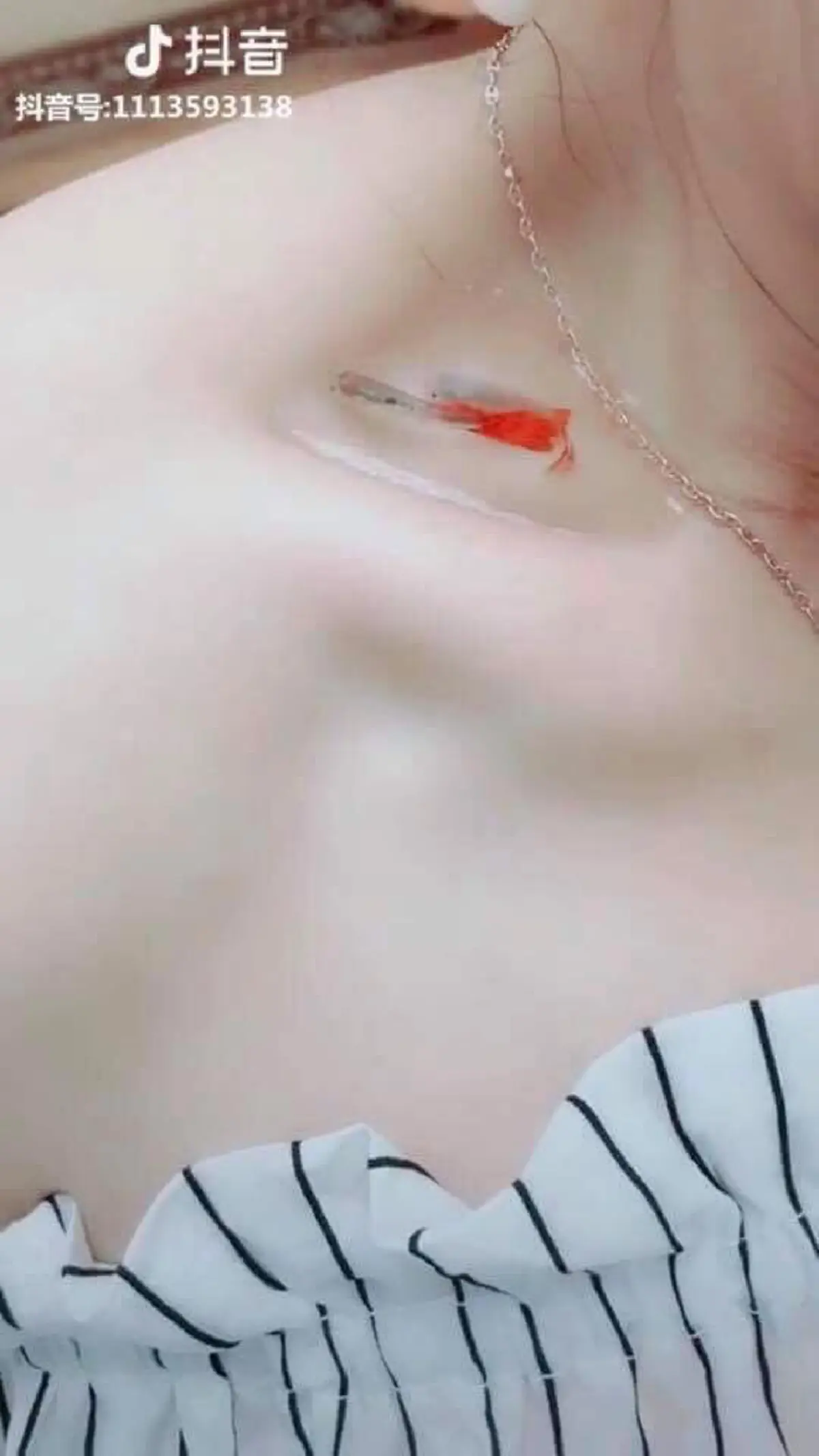 เทรนด์สาวจีน จับปลาไปว่ายในไหปลาร้า พิสูจน์ความผอม (คลิป)