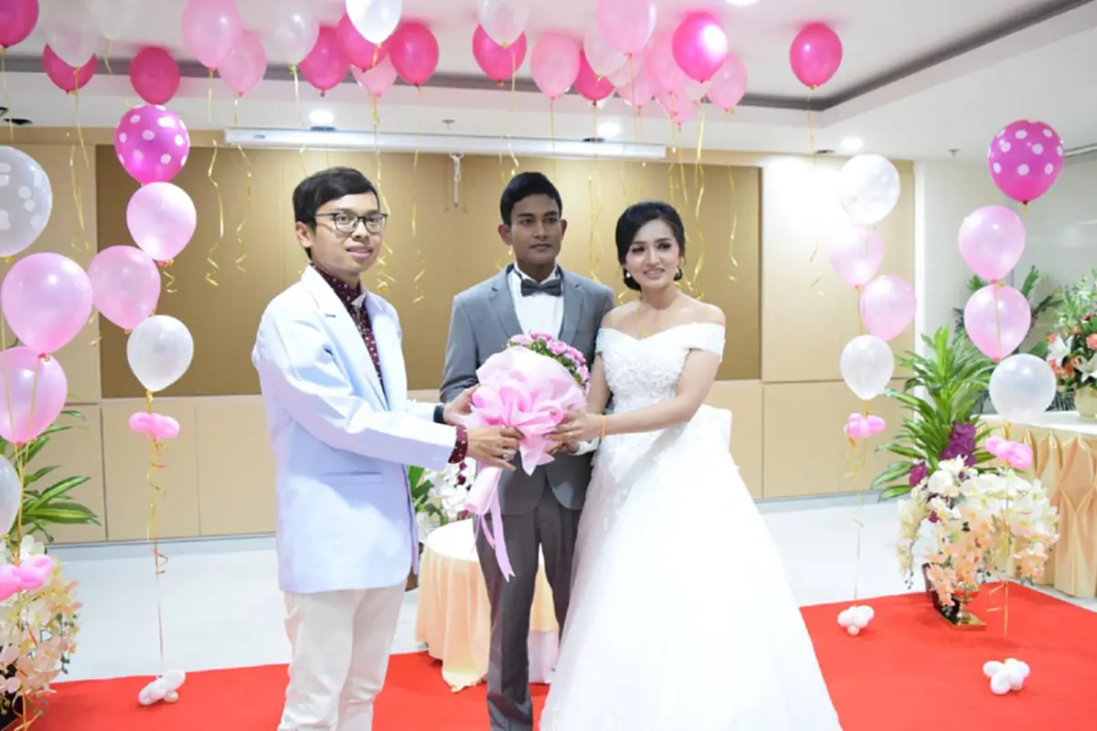 ฤกษ์ยามดี คู่บ่าว-สาว วิวาห์หวานกลางรพ. ฝ่ายชายป่วยไข้เลือดออก หมอ-พยาบาลเป็นสักขีพยาน