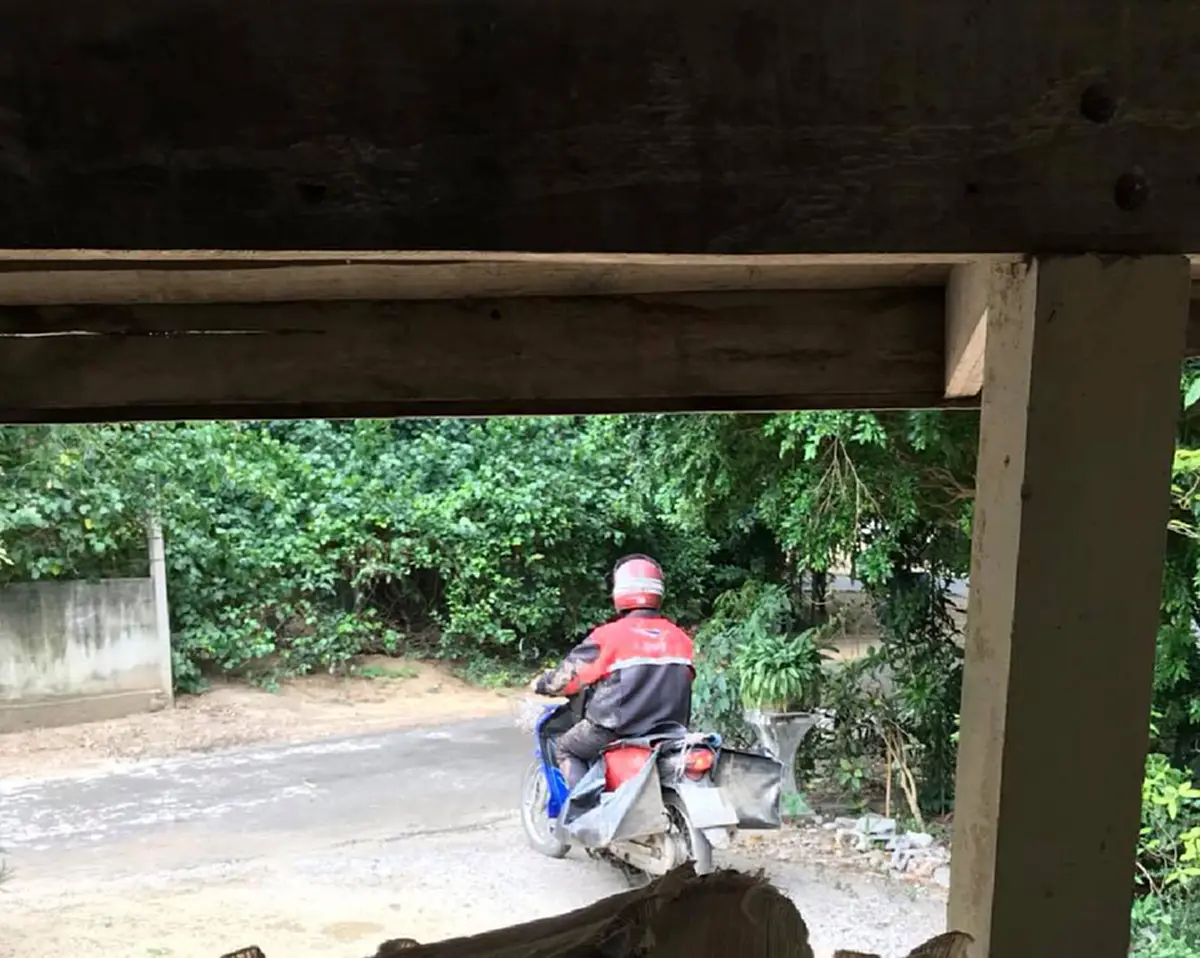 โกรธไม่ลง สาวสงสารบุรุษไปรษณีย์รถล้ม แต่ยังทำงานอย่างเต็มที่