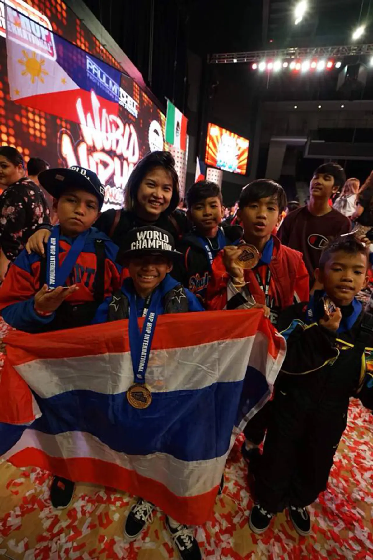 เก่งที่สุดเลยลูกเอ๋ย สร้างชื่อให้ประเทศชาติ โฉมหน้าทีมเต้น\"นร.บุรีรัมย์\"เเชมป์โลกฮิปฮอป พร้อมกำหนดลัดฟ้ากลับไทย?? เตรียมรอต้อนรับเด็กๆ(คลิป)