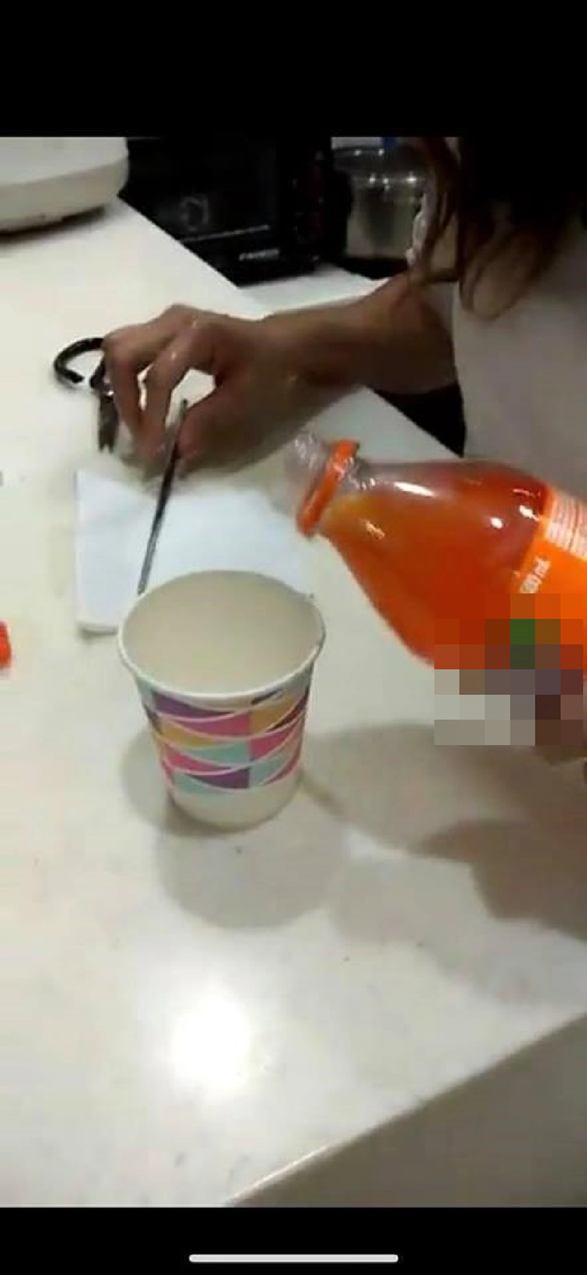 เช็ค "น้ำส้มปลอม" โดยใช้กระดาษทิชชูใส่ลงในแก้วแล้วคน (คลิป)