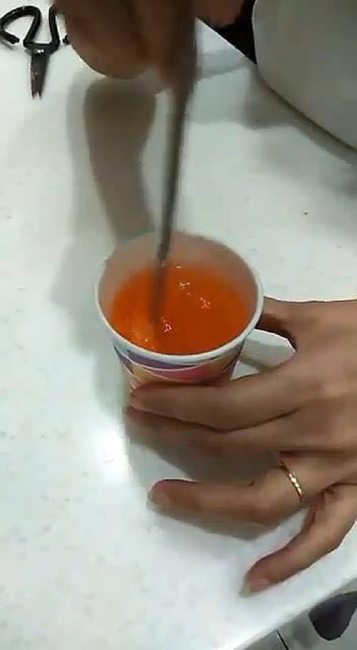 เช็ค "น้ำส้มปลอม" โดยใช้กระดาษทิชชูใส่ลงในแก้วแล้วคน (คลิป)