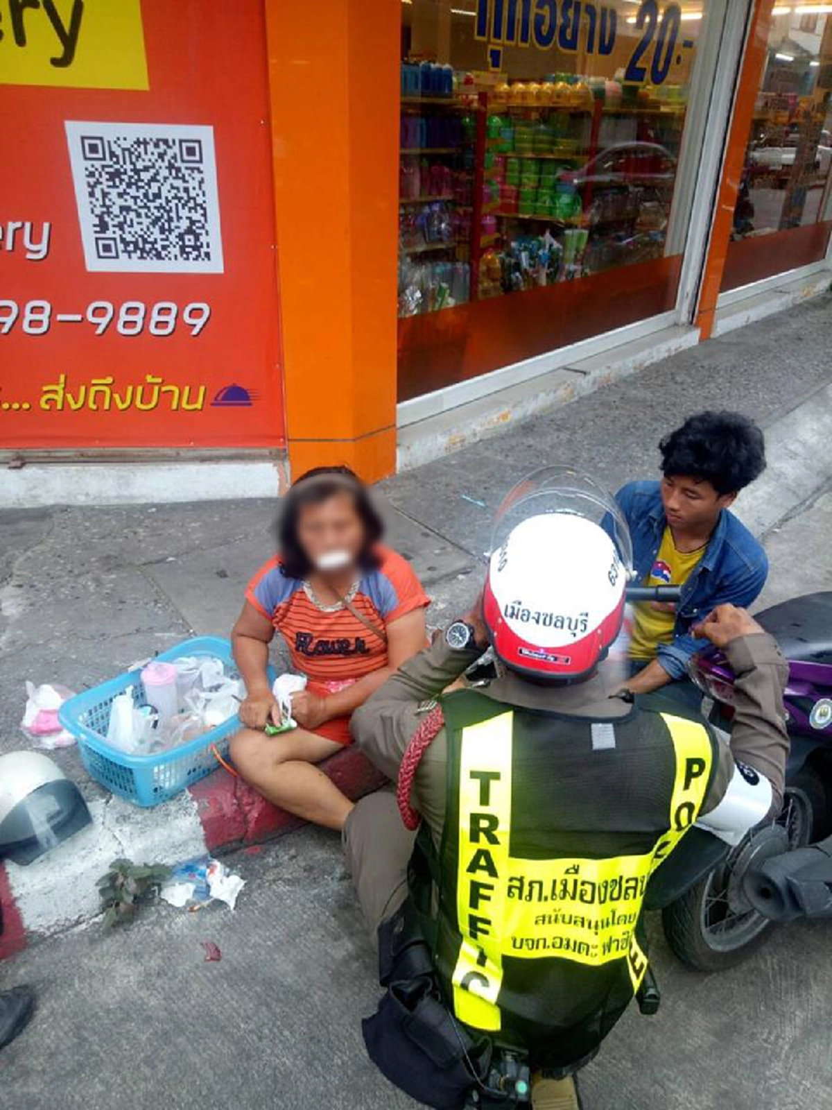 ภาพประทับใจไม่เกิดบ่อย หนุ่มเมียนมาก้มกราบคุณป้า ขอโทษขี่มอร์ไซค์ชนเจ็บ น่ารักมากมายตรงที่มีอภัยให้กัน (คลิป)