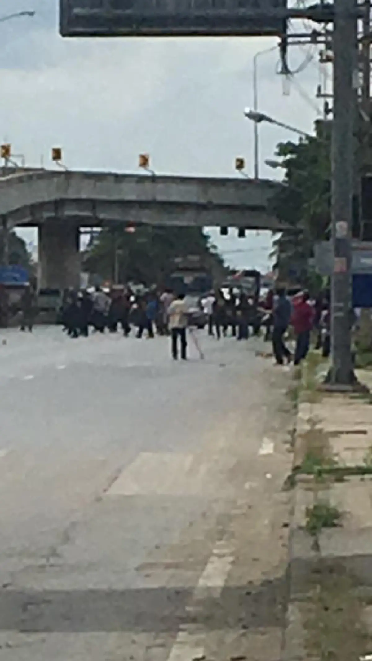 คะนองเลือด โจ๋เทคโนฯยกพวกปิดถนนตีกันเละวันสถาปนาสถาบัน ตายเป็นตาย!