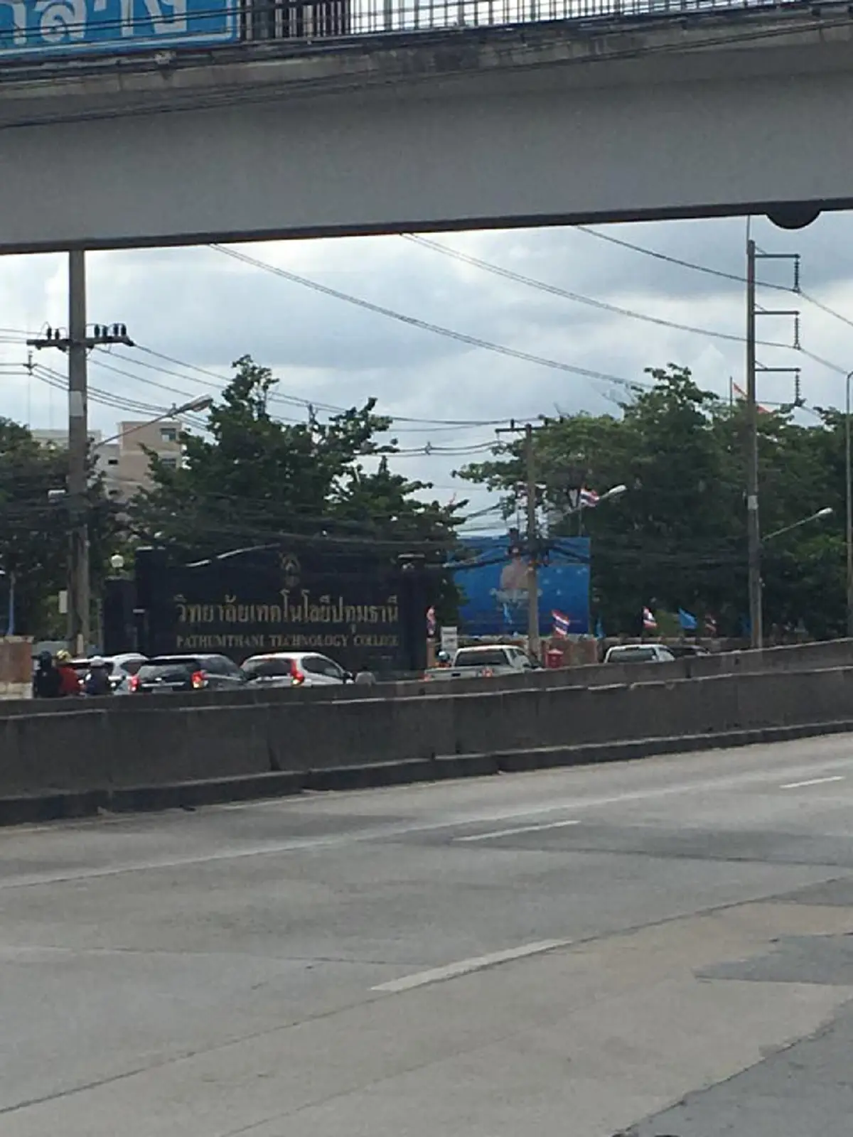 คะนองเลือด โจ๋เทคโนฯยกพวกปิดถนนตีกันเละวันสถาปนาสถาบัน ตายเป็นตาย!