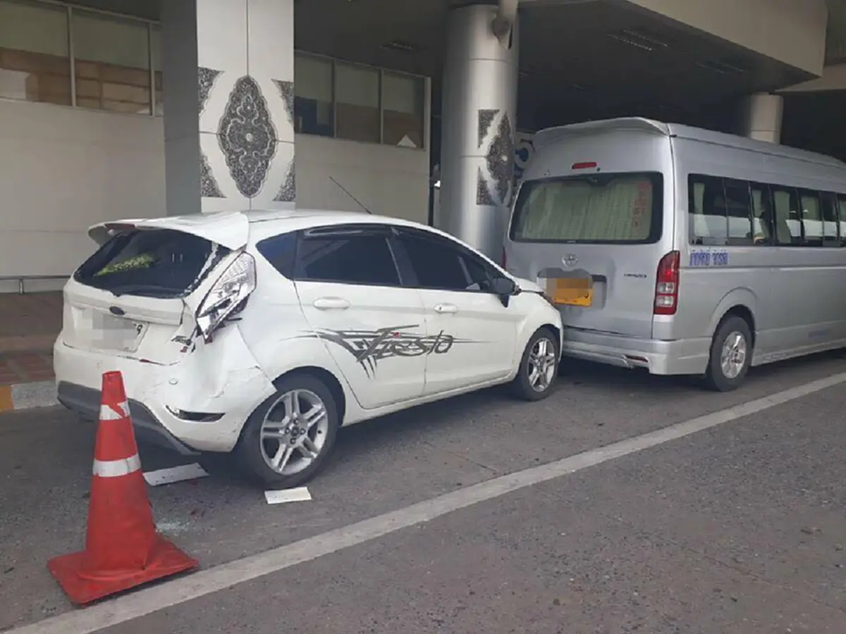 ป้าเเก่เเล้ว ยกโทษให้ป้าเถอะ ดูชัดๆโฉมหน้า"ป้ามหาภัย"ป่วนสนามบินเชียงใหม่ หัวร้อน สติหลุด ชนเเหลกหวิดฆ่าคน งานนี้จะหงายการ์ด เเก้ตัวอะไรดี??