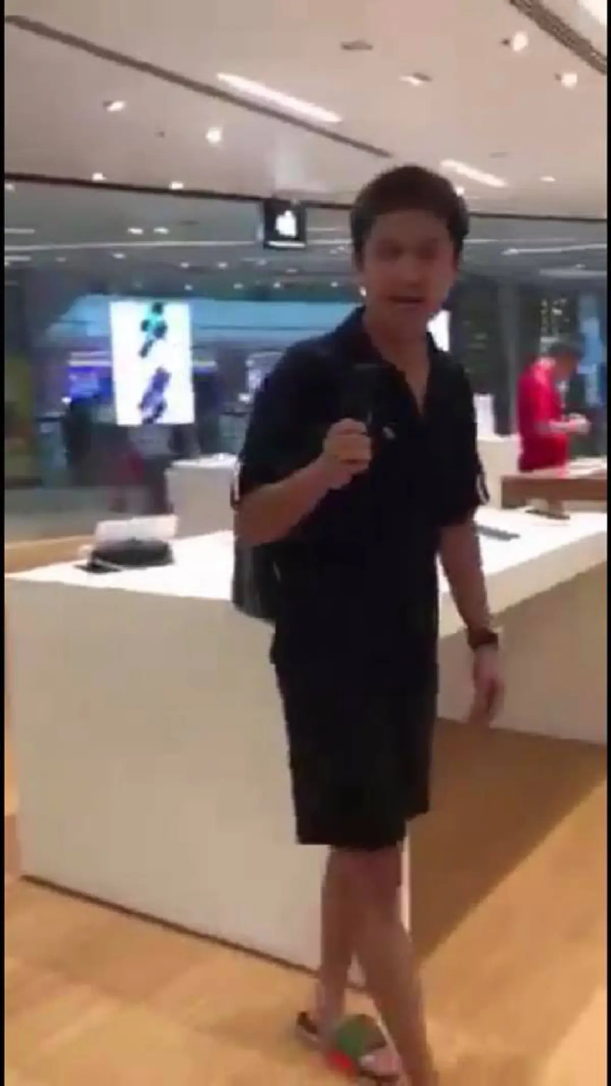 ขุดยันพ่อแม่! เพจดังเปิดอาชีพบุพการี "อาร์ม" หัวร้อนต่อยพนง.สาว ใหญ่โตไม่เบามีอำนาจทางกฎหมาย!