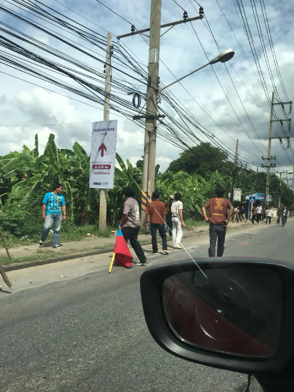 คะนองเลือด โจ๋เทคโนฯยกพวกปิดถนนตีกันเละวันสถาปนาสถาบัน ตายเป็นตาย!