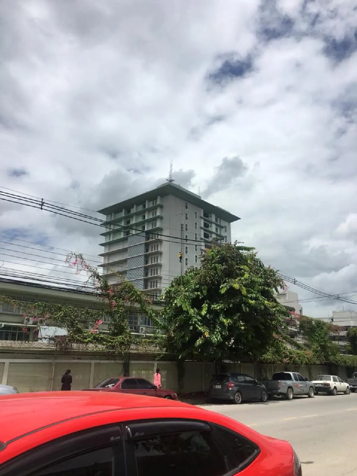 จดหมายลาตายพร้อม นาทีชีวิต"ชาย" ปีนเสาวิทยุ หวังปลิดชีพ หนีหนี้รวมดอก2หมื่นบาท (คลิป)