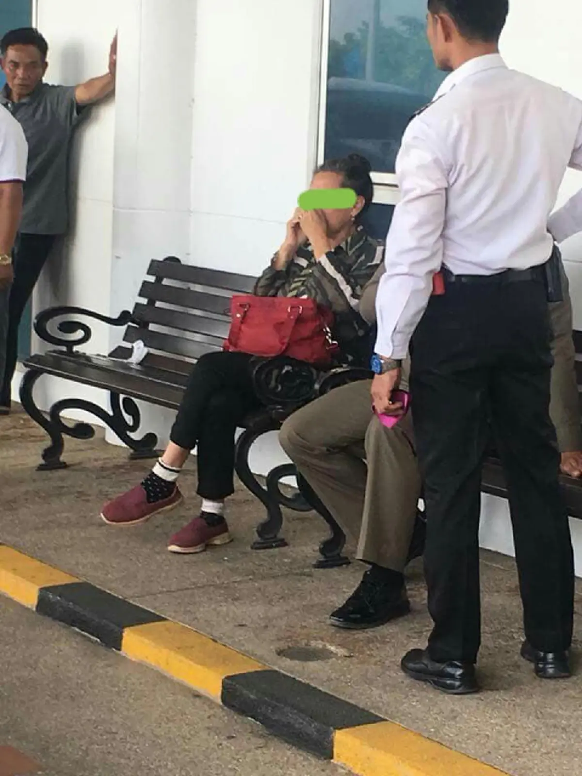 ป้าเเก่เเล้ว ยกโทษให้ป้าเถอะ ดูชัดๆโฉมหน้า"ป้ามหาภัย"ป่วนสนามบินเชียงใหม่ หัวร้อน สติหลุด ชนเเหลกหวิดฆ่าคน งานนี้จะหงายการ์ด เเก้ตัวอะไรดี??