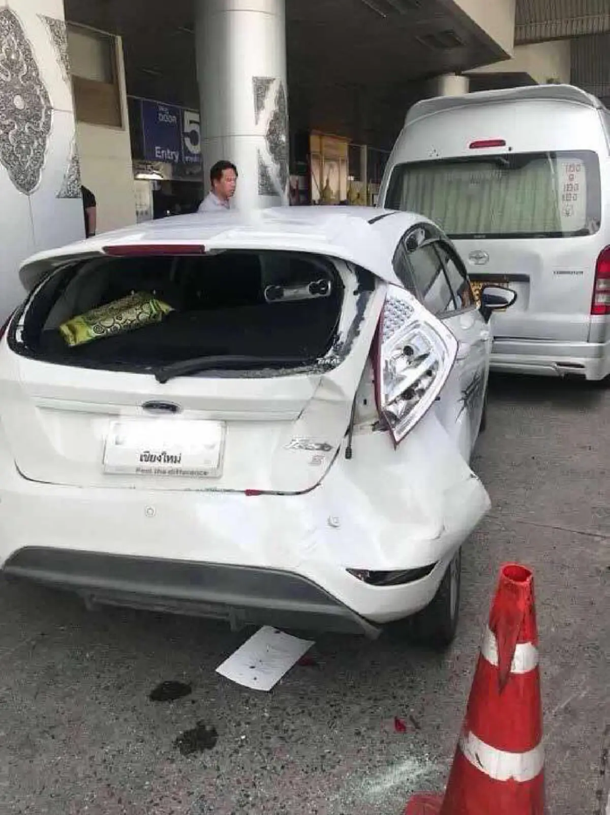 ป้าเเก่เเล้ว ยกโทษให้ป้าเถอะ ดูชัดๆโฉมหน้า"ป้ามหาภัย"ป่วนสนามบินเชียงใหม่ หัวร้อน สติหลุด ชนเเหลกหวิดฆ่าคน งานนี้จะหงายการ์ด เเก้ตัวอะไรดี??