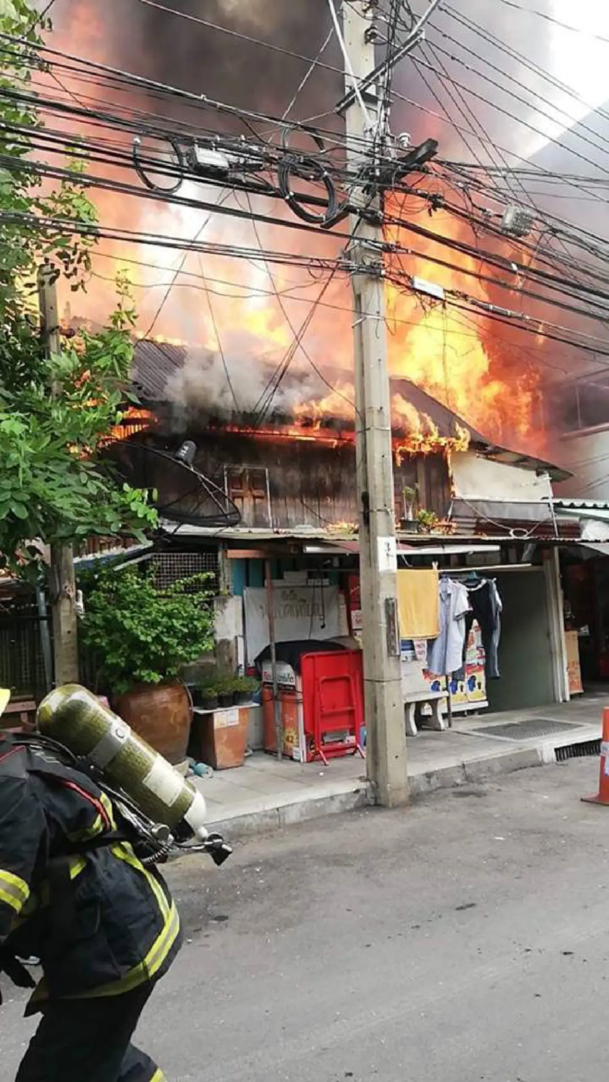 ม.6 ใจสลาย...เห็นควันไฟนอกหน้าต่างโรงเรียน แม่โทรมาบอกที่เห็นคือบ้านตัวเอง!