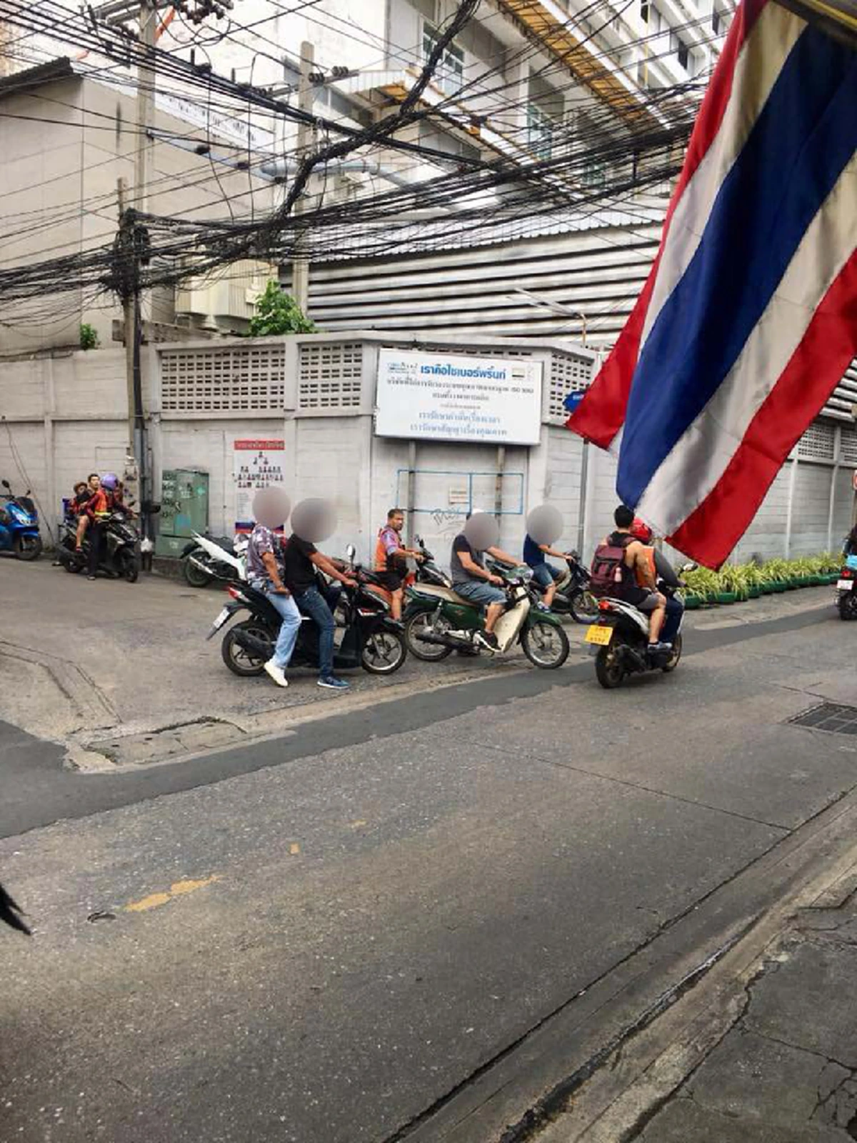 โจรตร.แยกไม่ออก สาวโพสต์ระทึกโดนชายฉกรรจ์ค้นตัว ไม่หนำขู่พาไปโรงพัก เหยื่อเอะใจโทรหาทนายวงแตกหนีกระเจิง