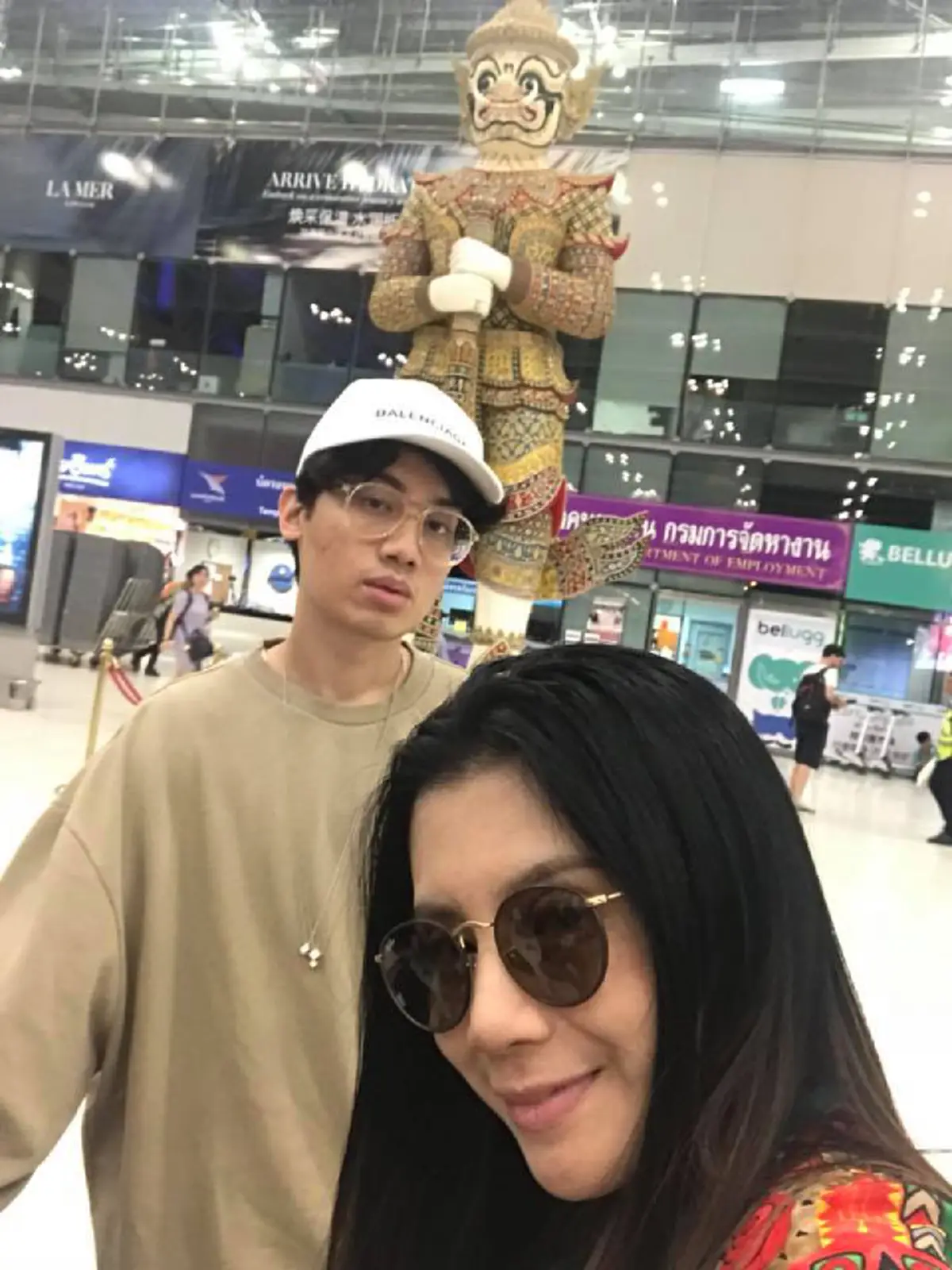 สุดซึ้งสายใยรัก "กานต์" เล่าน้ำตาซึม "เสือ" ลูกชายเจอหน้า "พ่อเสก" กอดลาแน่นก่อนไปเรียนต่อ