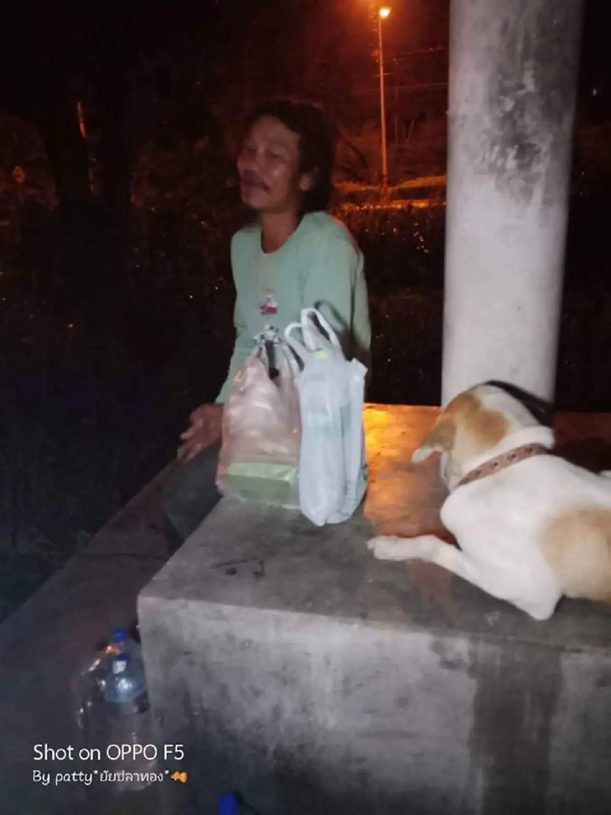 ด้วยรักและผูกพัน "พี่ศักดิ์" นำอัฐิภรรยาเดินเท้าจากตรังถึงเชิงดอยอินทนนท์แล้ว "กระเช้า-นะโม"น่ารักสุดๆ