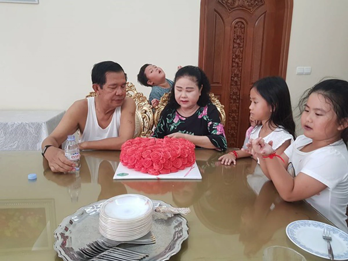 เผยภาพ สมเด็จฮุน เซน นายกฯ กัมพูชา เติมความหวานให้ ท่านผู้หญิงบุนรานี ด้วยการป้อนเค้ก เนื่องในโอกาสครบรอบแต่งงาน 42 ปี  (ชมภาพ)