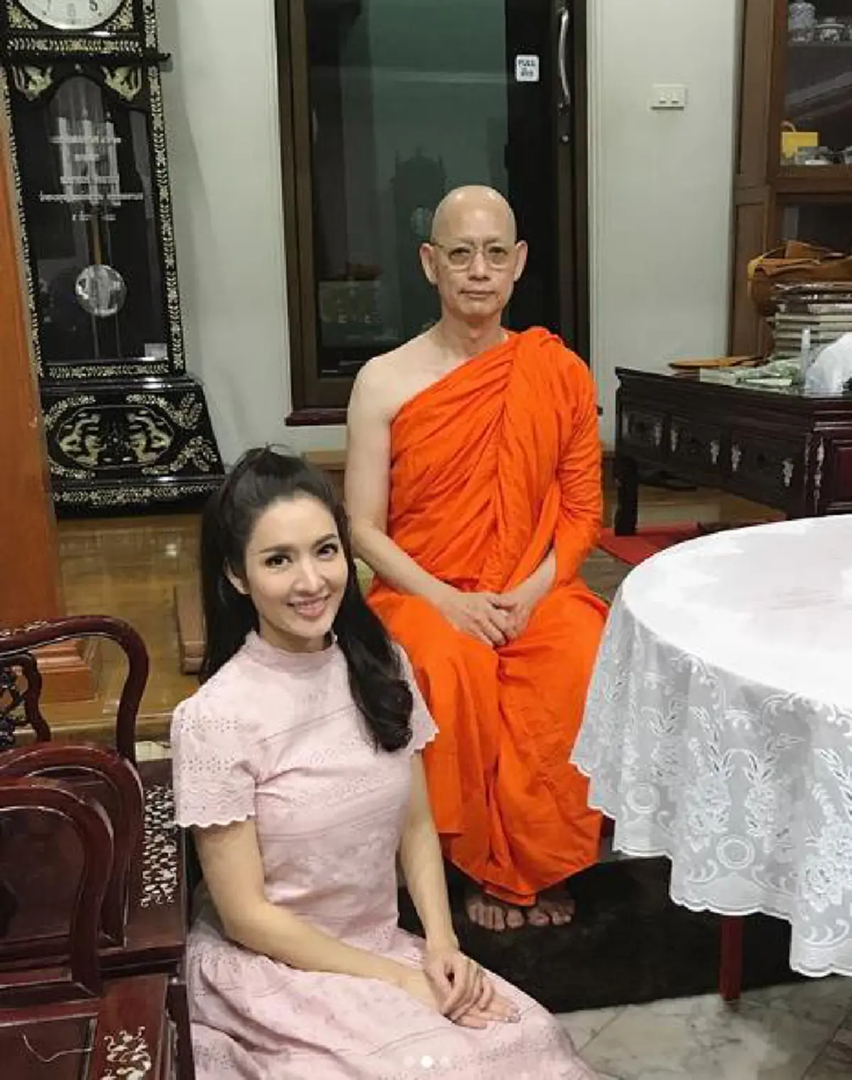 #เชื่อว่าครึ่งประเทศไม่เคยเห็น!! เปิดภาพ "คุณพ่อ" ของ "แอฟ ทักษอร" ที่ล่าสุด เข้าสู่ร่มกาสาวพัสตร์แล้ว (ชมภาพ)