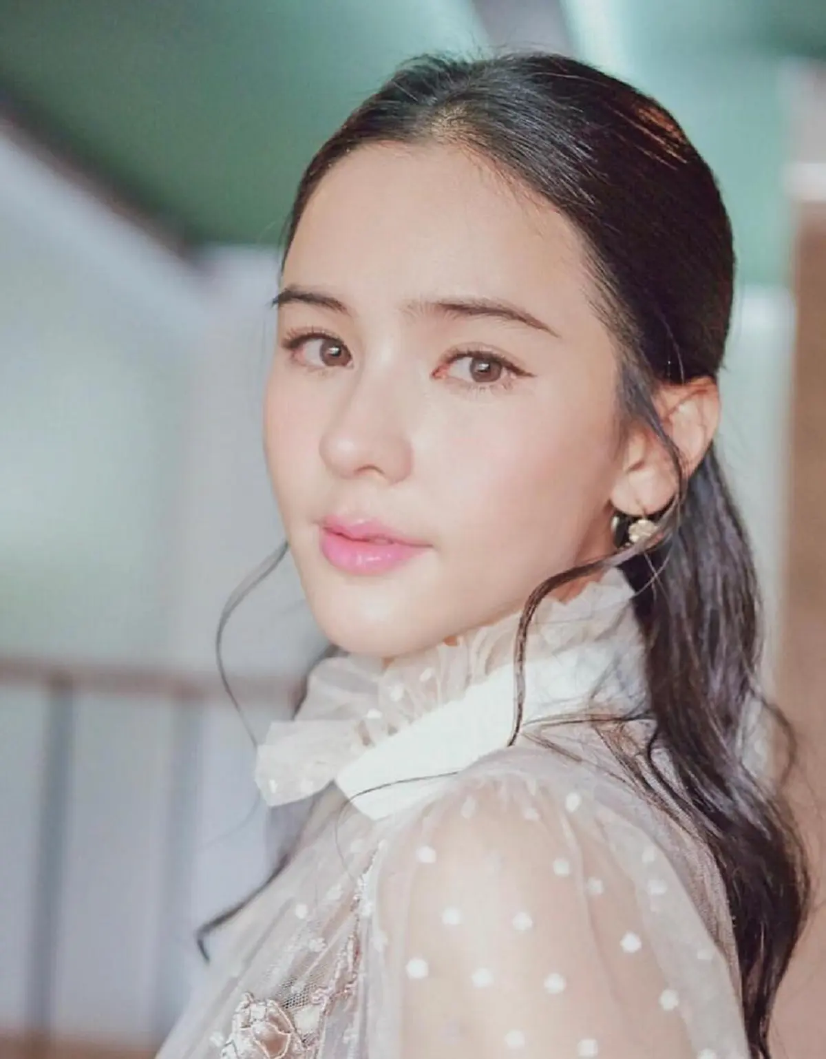 สะเทือนใจทั้งวงการ!!! "นางเอกหน้าแบ๊วชื่อดัง" โดนแฉยับ! ไม่มีใครจ้างงาน เพราะเปิดตัวคบแฟนเก่า "อั้ม พัชราภา"!!? (รายละเอียด)