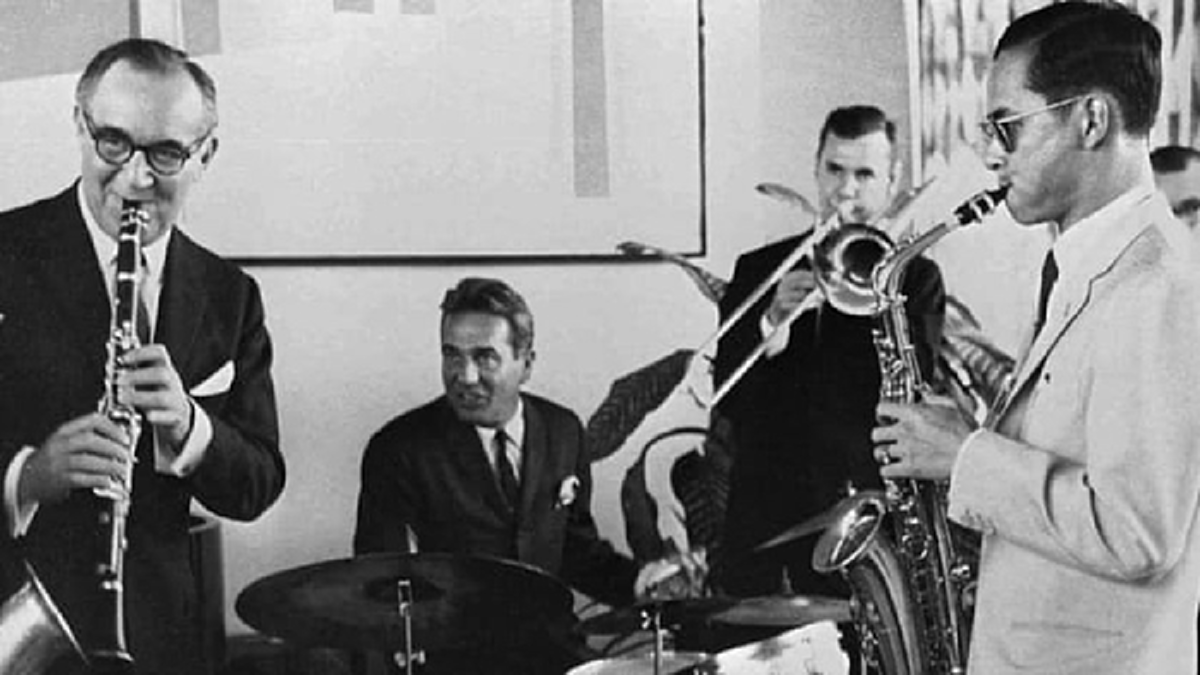 ๖ พ.ย. วันแซกโซโฟนโลก กับ เรื่องเล่าสุดประทับใจ...ในหลวง ร.๙ ทรงเลี่ยงคำสั่งแพทย์ “ห้ามเป่าแซกโซโฟน” !!! #พระมหากษัตริย์อัครศิลปิน