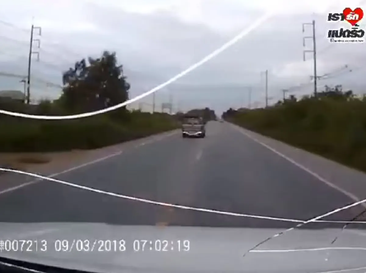 เจอคนจริง "กระบะ"สายซิ่ง นึกจะเเซงก็เเซงตามอำเภอใจ ไม่สนโลก เลยโดนของเเถมเข้าไปเต็มๆ (คลิป)