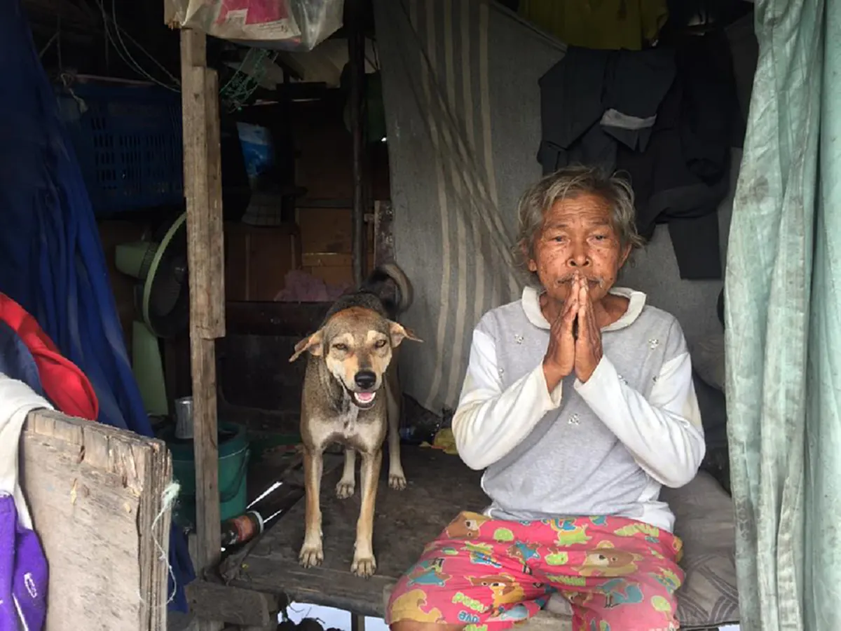 สุนัขยังรู้คุณคน!!จากชายแข็งแรงทำงานเก่ง เวลาผ่านร่างกายร่วงโรยทำงานไม่ไหว แม้ลูกยังไม่เหลียวแล ต้องอาศัยกระต๊อบเก่าเก็บผักข้างบ้านกิน(คลิป)