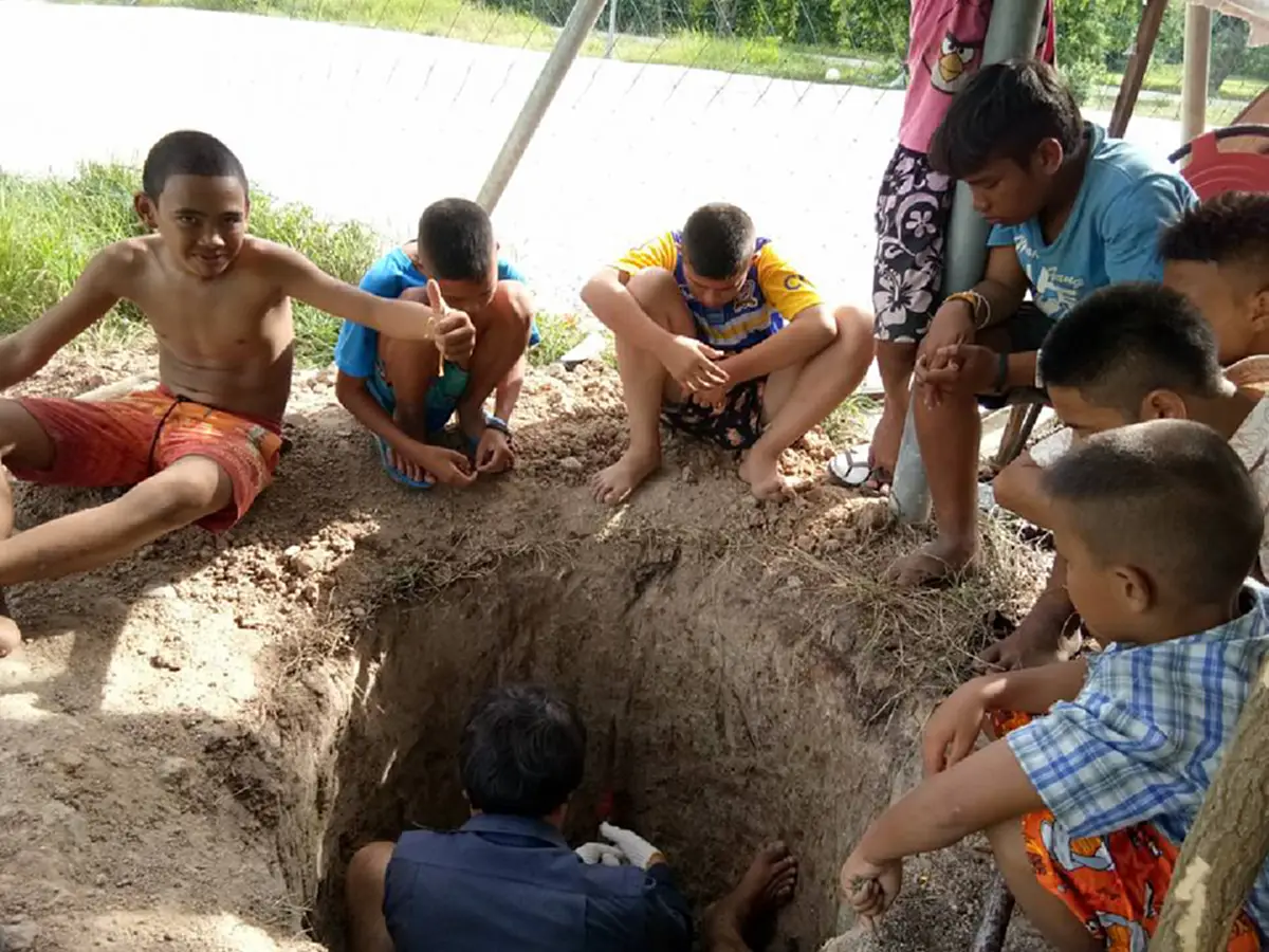 สูงสุดคืนสู่สามัญ!! อนุโมทนาบุญ...ดูแล้วอิ่มใจ  "เชษฐ์ สไมล์" อดีตมือกลองดังลุยจับจอบเสียม "ขุดดินสร้างส้วม" โรงทานแจกอาหารฟรีผู้ยากไร้ !?!