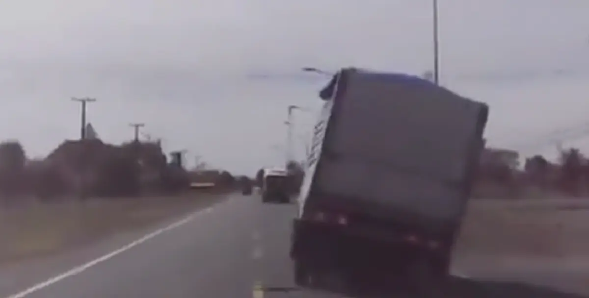 เกือบไปเเล้วจริงๆ!! รถบรรทุกกำลังวิ่งอยู่บนถนนดีดี จู่ๆ &quot;ลูกควาย&quot; จะวิ่งตัดหน้ารถ สิบล้อตัดสินใจเด็ดขาดทันที พีคหัวใจ!! (ชมคลิป)