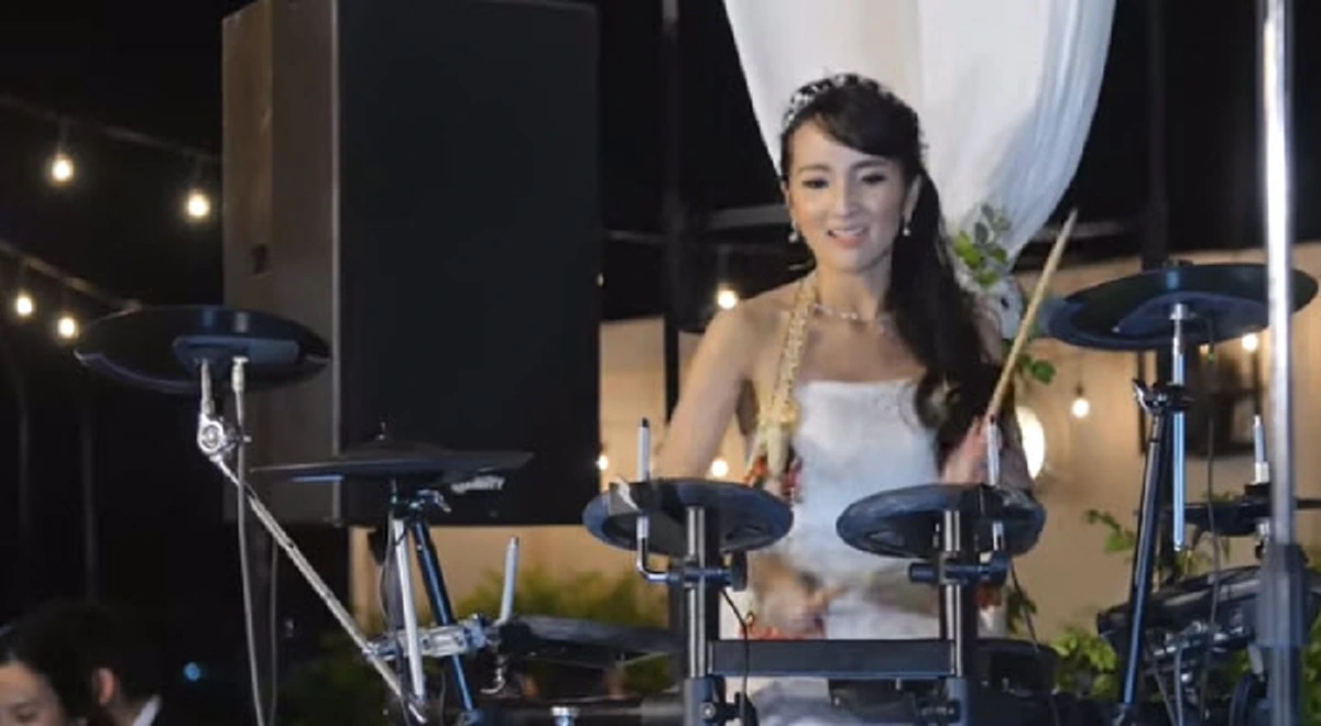 จัดชุดใหญ่ แต่งเอง ตีกลองเอง!! ชาวเน็ตแห่แชร์เจ้าสาวสุดเหวี่ยงความสามารถล้นเหลือ ทั้งสวยทั้งเก่งแถมคำนำหน้าไม่ธรรมดา!! (มีคลิป)