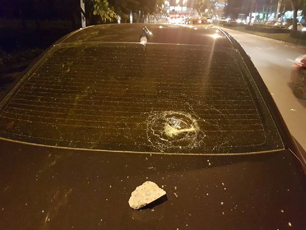 มีอะไรให้เสียวระทึกอยู่เรื่อย!! มาถึงเมืองกรุงแล้ว หนุ่มขับรถย่านถนนศรีนครินทร์ โดนปาหินใส่เก๋งถึงกับบ่นเสียงดังๆ นี่เมืองหลวงประเทศไทยนะ.?