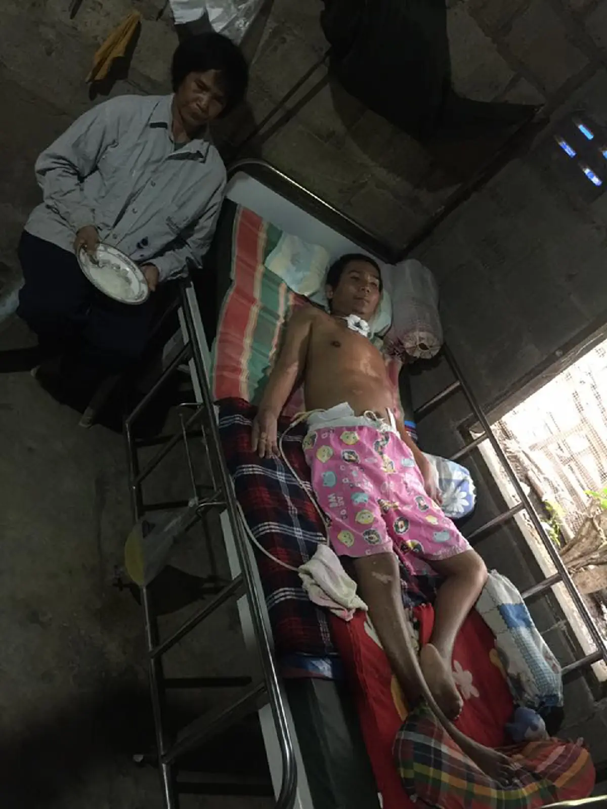 สะเทือนใจ!! ลูกชายพิการแม่ชรายากจน อาศัยกระท่อมบังแดดฝนต้องเดินไปขอข้าววัดให้ลูกชาย หลายครั้งกอดคอกันอด สุดรันทดเป็นลมหน้ามืดข้างหลุมถ่าน!!