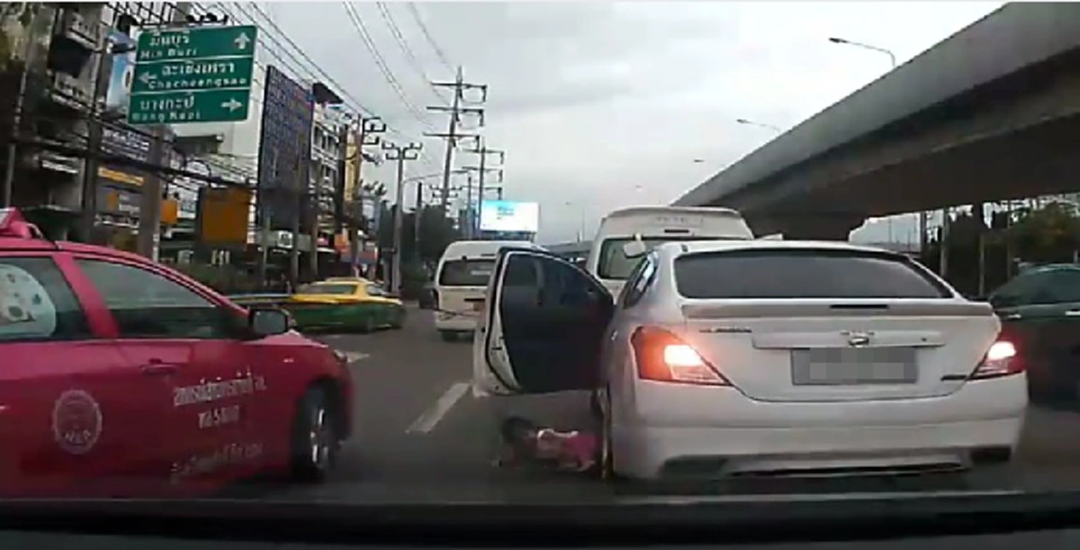 อุทาหรณ์คนมีลูกเล็ก!! เปิดคลิปสุดหวาดเสียว เด็กน้อยเปิดประตูร่วงลงถนน คนขับไม่รู้ตัวเกือบทับขา