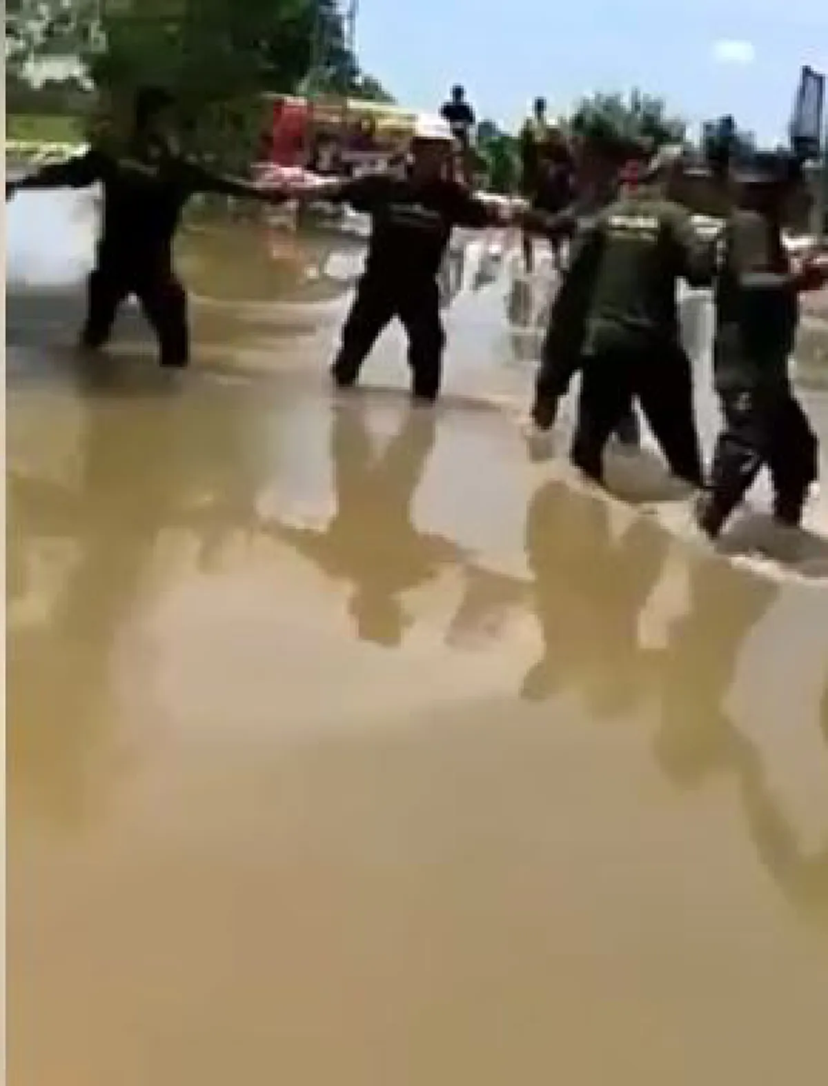 คลิปนาทีชีวิต !!! ระทึกสุดขีด ลุ้นบีบหัวใจ นาที"อส.-ทหาร"ฝ่าน้ำเชี่ยวช่วยชีวิตน้อยๆ สังคมปรบมือ ฮีโร่ที่ไม่ต้องมีพลังวิเศษ (มีคลิป)