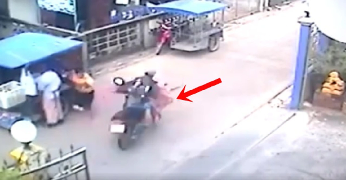 สะเทือนใจหัวอกพ่อ-แม่ !!! หนูน้อย วิ่งข้ามถนนไปหาเเม่ สุดท้ายไปไม่ถึง โดนจยย.พุ่งชนเต็มเเรง ร่างกระเด็น ชาวเน็ตเสียงเเตกบอกผิดทั้งคู่?(คลิป)