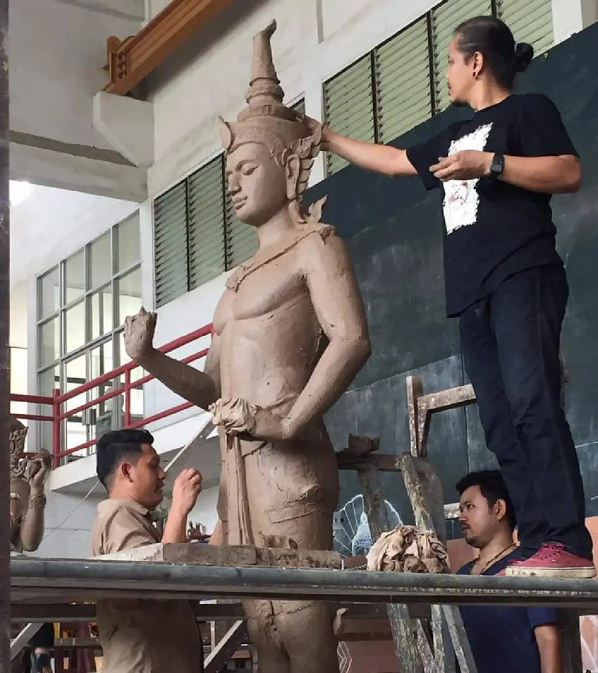 เผยภาพ"พระอินทร์"ประติมากรรมประดับพระเมรุมาศงดงามสมพระเกียรติ จากฝีมือจิตอาสาช่างสิบหมู่ ถวายแด่พ่อหลวงเป็นครั้งสุดท้าย