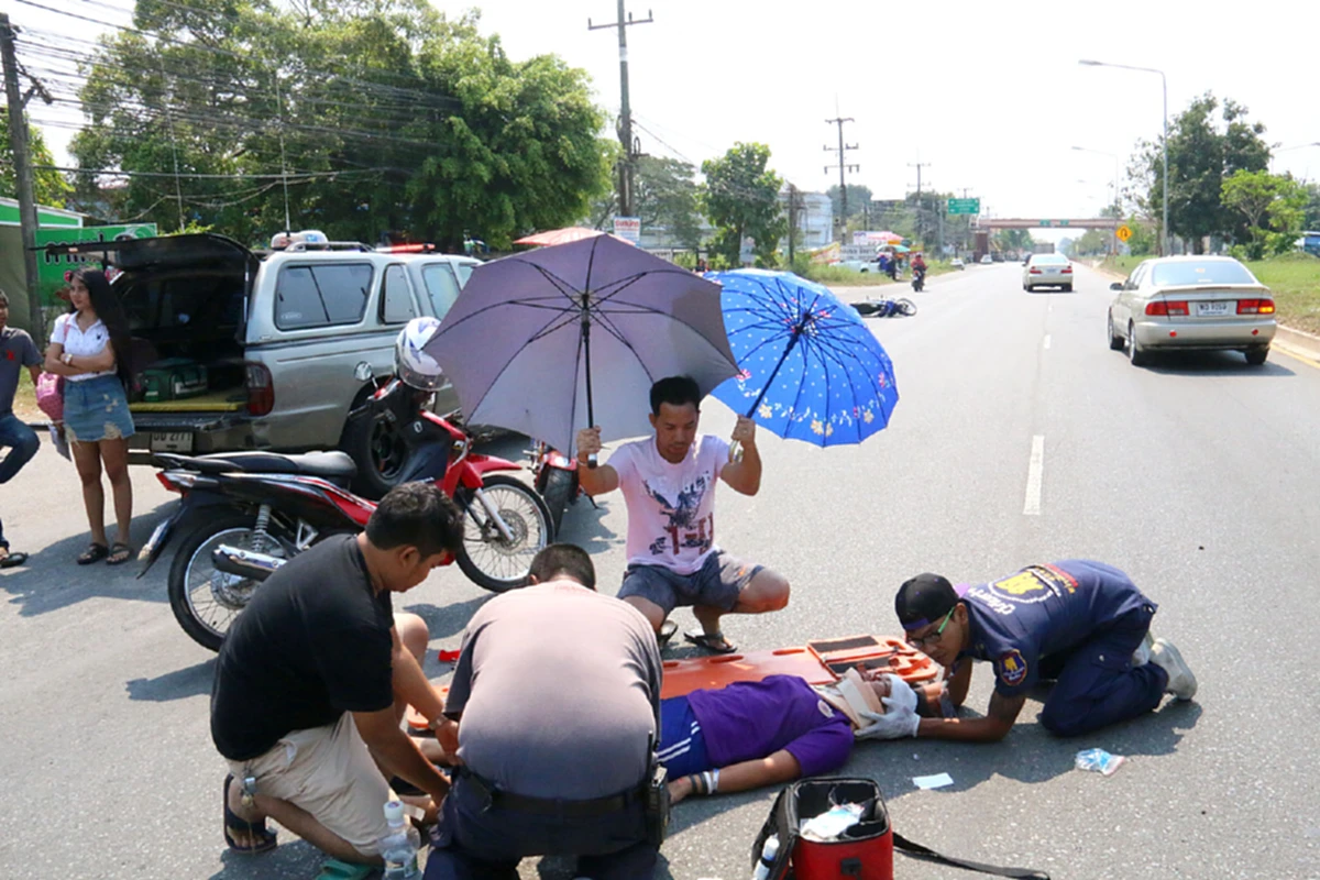 แชร์ไปรัวๆ!! "หนุ่มใจหล่อ" ยืนตากแดดกางร่ม ให้สาวถูกรถชนเลือดอาบ พอหันหน้ามาเท่านั้นแหละ กรี๊ดสนั่น!!