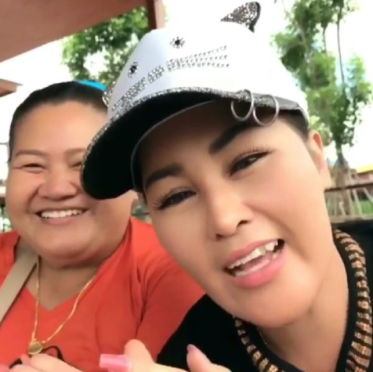 ดวงคนจะเฮง..ช่วยไม่ได้ !"หญิงลี ศรีจุมพล"ดีใจสุดๆเมื่อคนใกล้ตัวถูก ลอตเตอรี่12ล้าน เเต่ยังทำงานรับจ้างเหมือนเดิม กับเหตุผลชวนอึ้ง..ไลก์รัวๆ?