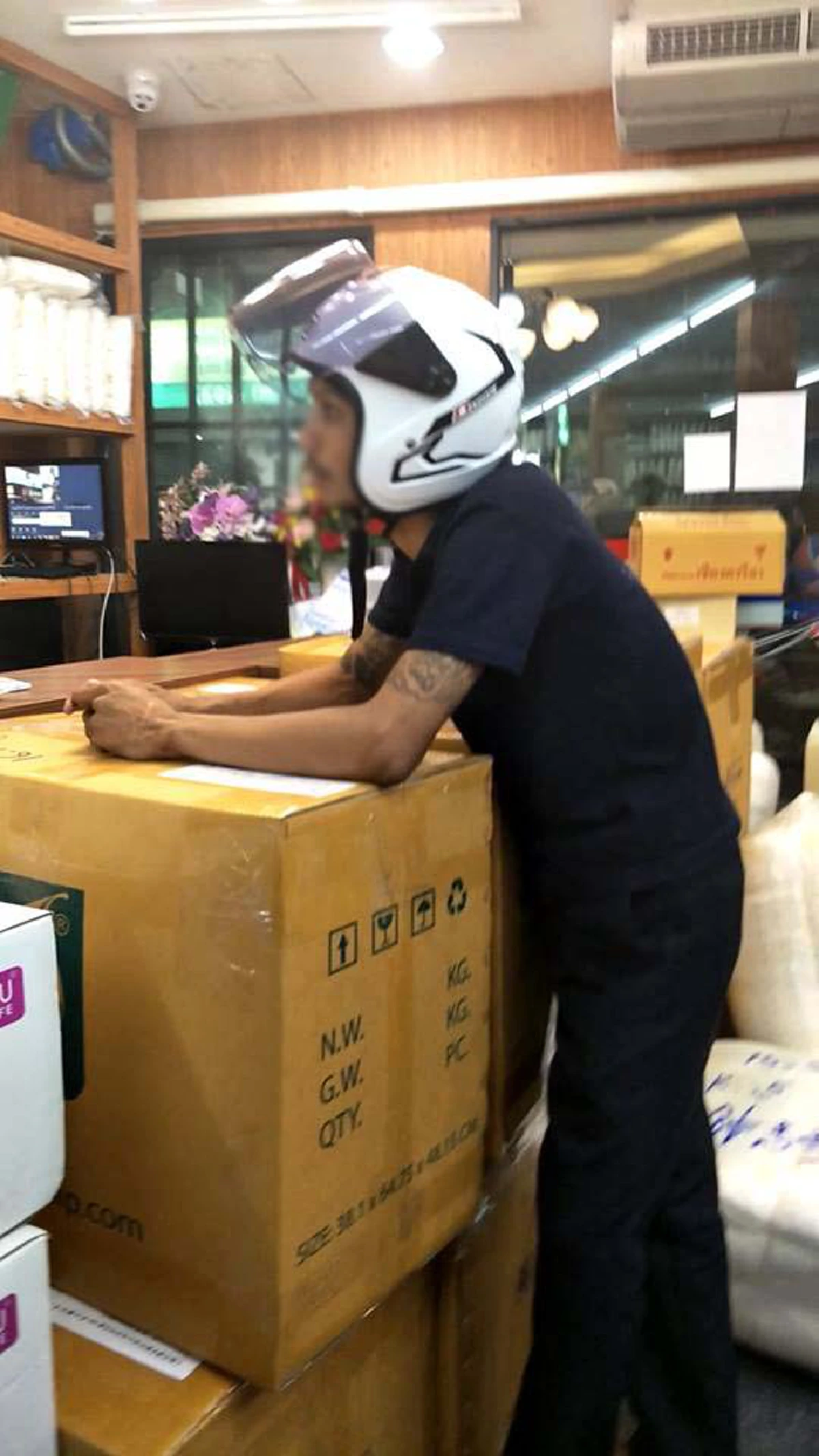 โดนตัวไหนมา!! ชายปริศนาเดินเข้าร้านทำทีมารับสินค้าพูดจาวกวน พีคกว่ายื่นใบขับขี่ให้รูดเงิน วงจรปิดเผยด้อมๆมองๆได้ของแบบไม่ต้องเข้าร้าน (คลิป)