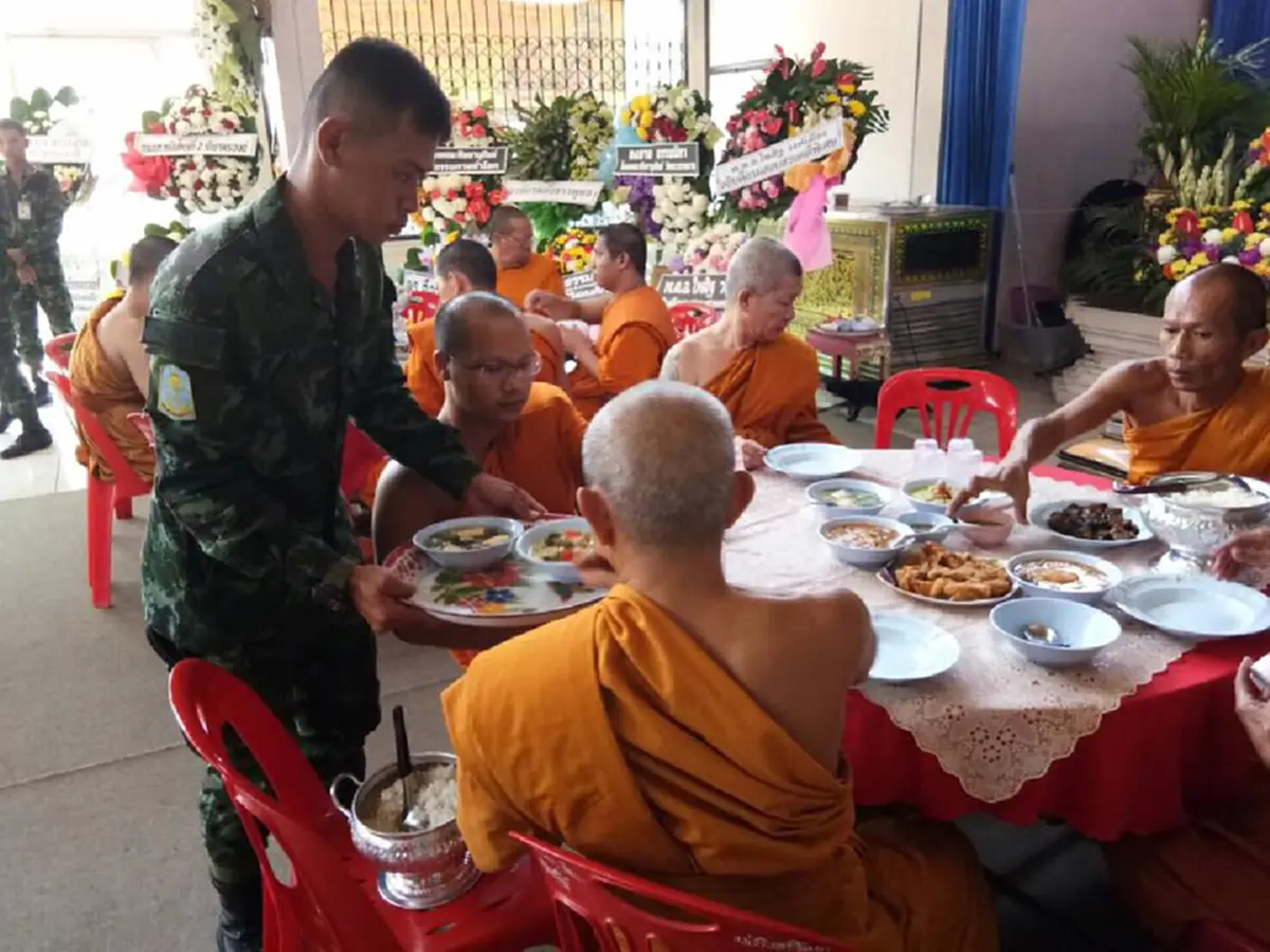 ไร้ยางอายสิ้นดี!!!เพจ" กรณี ธรรมกาย" โพสต์ภาพ ทหารที่ไปช่วยงานศพ "ลุงอนวัช" แถบอกว่าไปรื้องาน ...ดูกันเอาเองนะ!? (รายละเอียด)