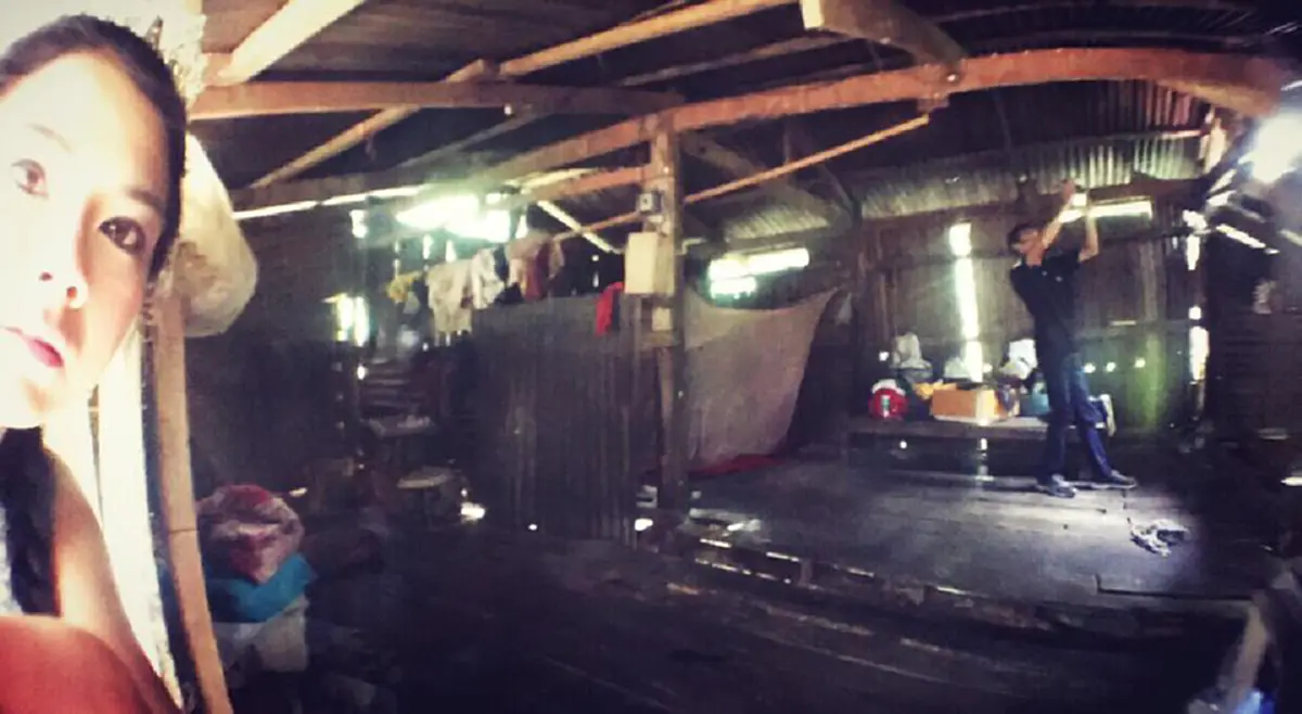 3 ชีวิตไร้ไฟฟ้าหลังคารั่ว กินข้าวเคล้าน้ำฝน หญิงชรา หูตาฝ้าฟางอาศัยกระท่อมไม้ผุพัง ซ้ำลูกสาว-ลูกเขยมือเท้าหงิกงอ ขอแค่มีข้าวกินไปวันๆ (คลิป)