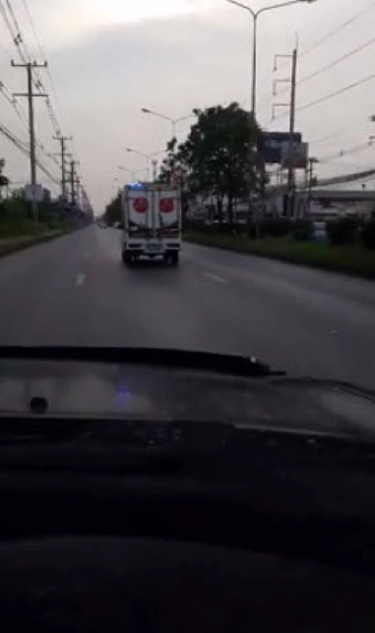 หนุ่มขับรถเห็นคันหลังเปิดไฟขอทางคิดว่ารถพยาบาล ไม่รีรอรีบหลบให้ แต่พอเห็นชัดๆ เท่านั้น ถึงกับอึ้งรีบโพสต์ลงโซเชียลด่วน ต้องขนาดนี้เลยหรือ??