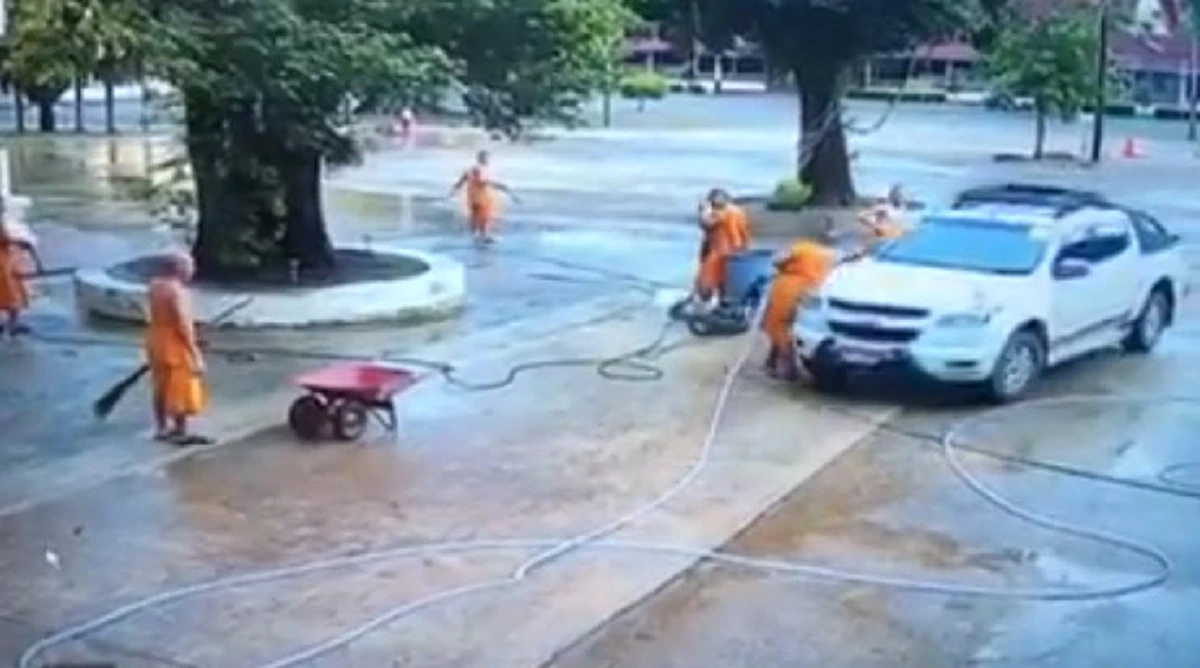 เกือบไปแล้ว!! พระล้างลานวัดอยู่ดีๆ มีรถยนต์ขับเข้ามาแต่จู่ๆ พุ่งใส่ไม่ทันตั้งตัวหลบกันให้วุ่น ยิ่งรู้สาเหตุการมาถึงกับอึ้ง นี่วัดนะ!! (คลิป)