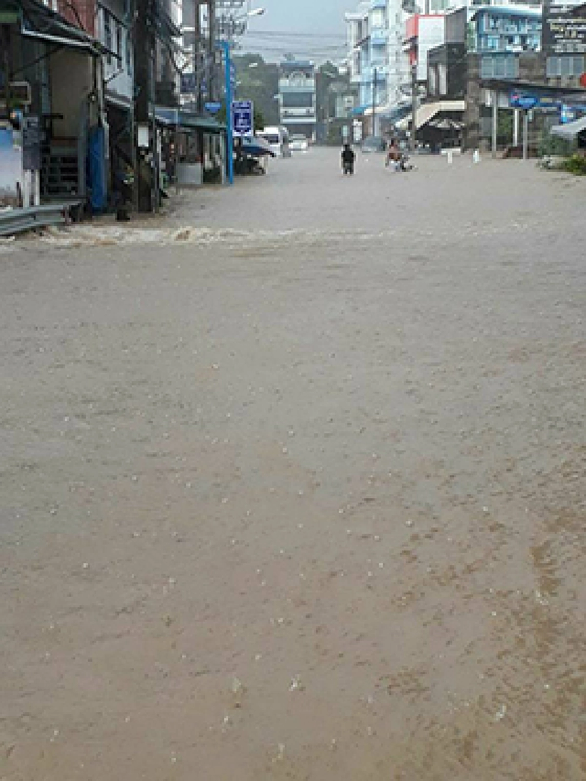 ฝนถล่มศรีราชา!! นานกว่า 5 ชม. น้ำระบายไม่ทันท่วมล้นขึ้นถนนหลายพื้นที่ กลายเป็นทะเลย่อยๆ ......(ชมคลิป)