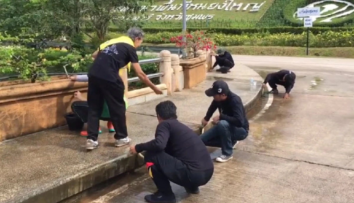 หายเหนื่อย!! จิตอาสาร่วมทำความสะอาดสะพานจู่ๆ มีหญิงชราเดินถือถุงพร้อมยื่นสิ่งของให้ ทำเอาผู้รับชื่นใจ ซ้ำชาวเน็ตชี้ข้อมูลยิ่งต้องปรบมือรัวๆ