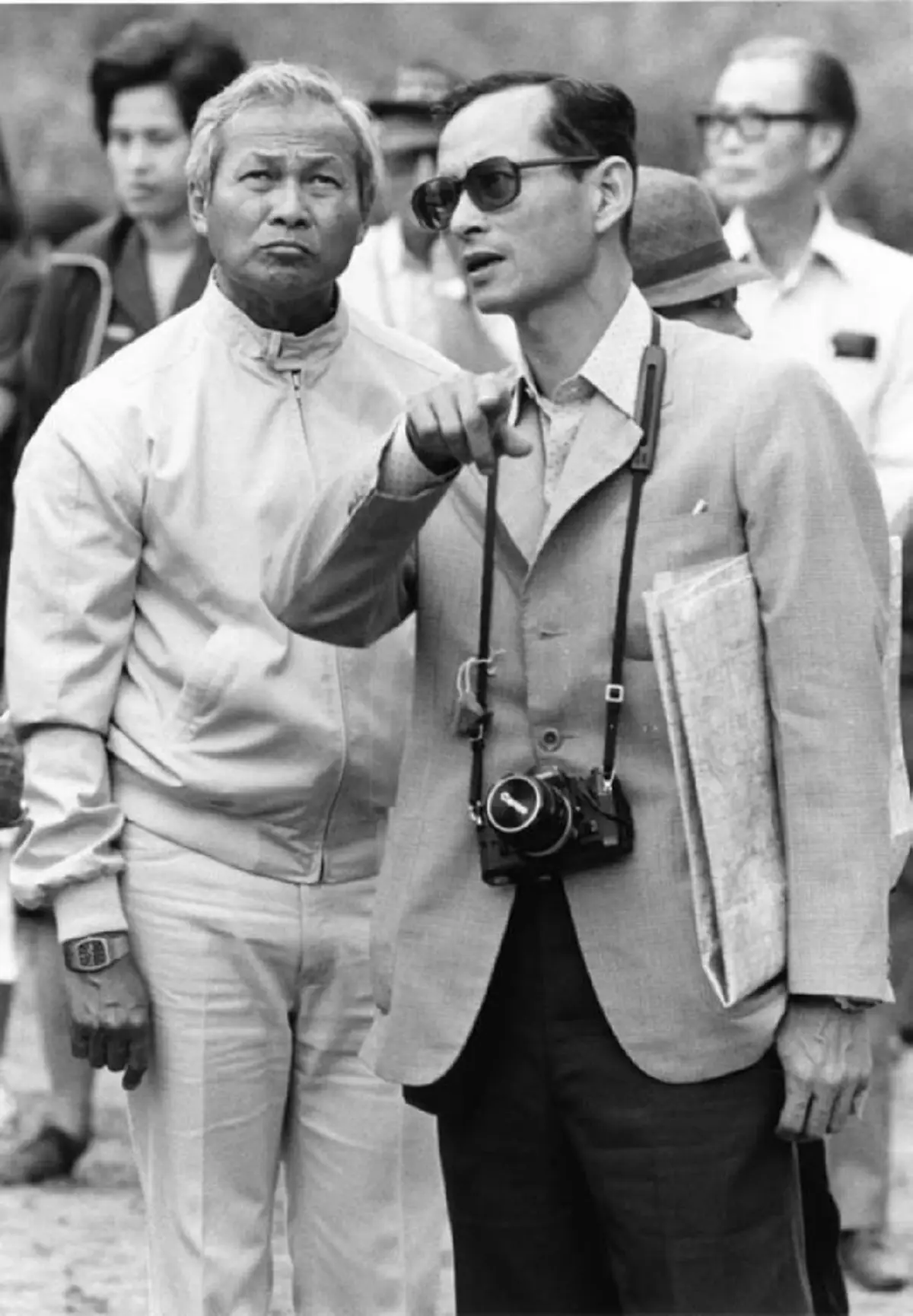 แชร์เก็บไว้ในความทรงจำ ภาพพระบรมฉายาลักษณ์ของ "ในหลวงรัชกาลที่๙" ที่หาดูได้ยาก (ภาพชุด)