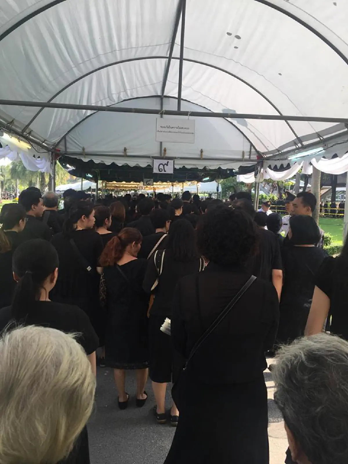 ประชาชนเข้าร่วมถวายดอกไม้จันทน์ที่สวนจตุจักรจำนวนมาก ขณะที่จิตอาสาพร้อมเพรียงคอยบริการ (ภาพ)