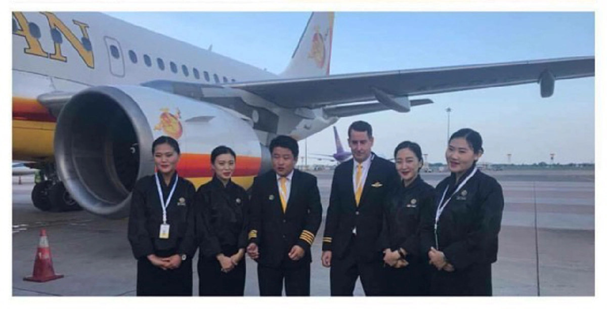 คนไทยสุดซาบซึ้งใจ หลังลูกเรือสายการบินภูฏาน เปลี่ยนยูนิฟอร์ม เป็นชุดสีดำ ร่วมไว้อาลัยในหลวงรัชกาลที่ 9 ยิ่งมองที่เสื้อถึงกับน้ำตาไหล