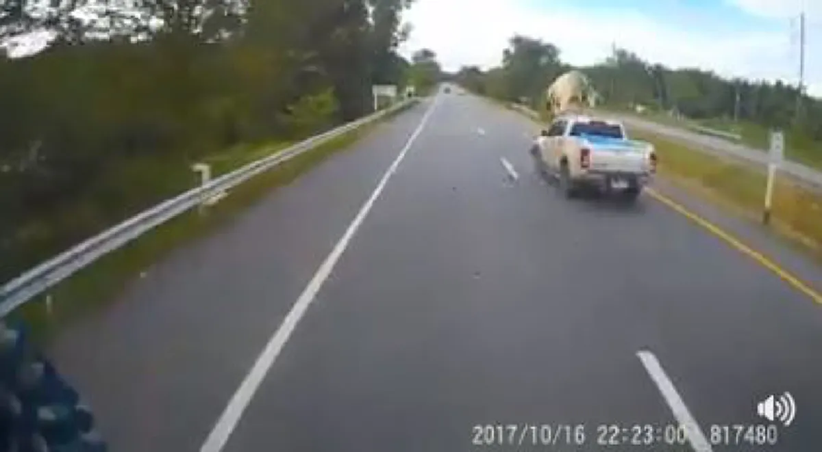 ตูมสนั่นเข้าเต็มลำ !?! ระทึกสุดขีด กระบะชนวัวลอยเคว้งกลางอากาศร่วงกระแทกพื้น....คนเลี้ยงวัวต้องดูไว้ (มีคลิป)