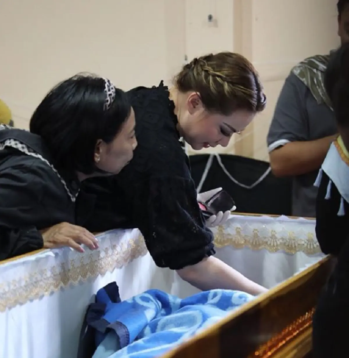 นับถือใจสุดๆ!!! "บุ๋ม ปนัดดา" ทุ่มสุดตัว แต่งหน้าศพครั้งแรกให้เพื่อนสนิท ก่อนเอ่ยคำซึ้งทิ้งท้าย...ชีวิตคนเราก็เท่านี้ ฟังแล้วน้ำตาไหล!?